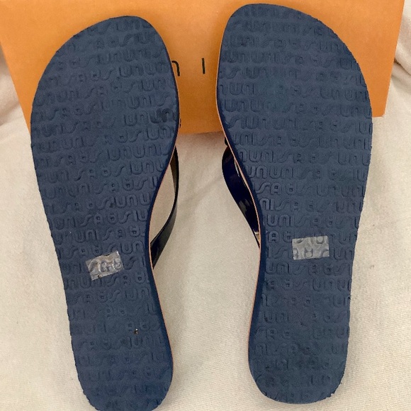 Unisa - Women’s Flip Flop Sandals. Size 10. Only Worn Once. - Picture 3 of 4